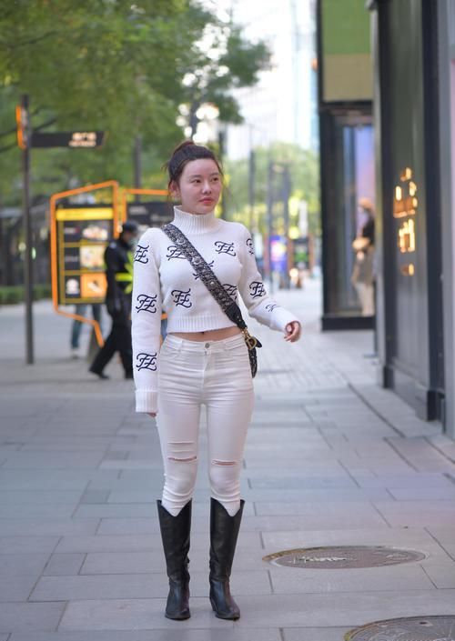 时尚的她真会打扮，白色系清新搭配，太美了！