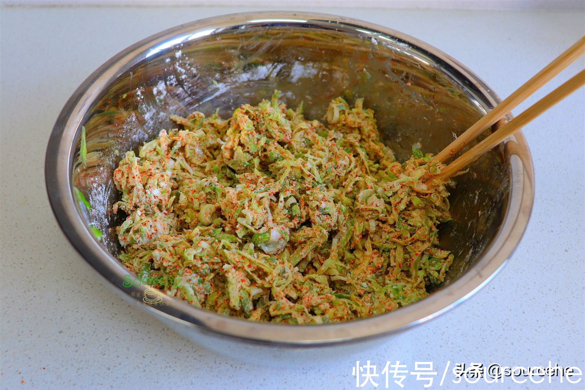 2根萝卜1碗粉，揉搓成小丸子，炸得香喷喷的，一口一个停不下来