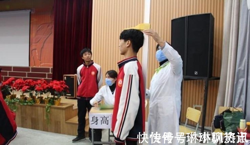 孩子|14岁男孩身高185,父母为此感到苦恼,为何男生一米八更受欢迎