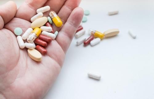 服用|洗完脚后,睡前把藿香正气水涂在脚底,或能帮你解决这3大烦恼