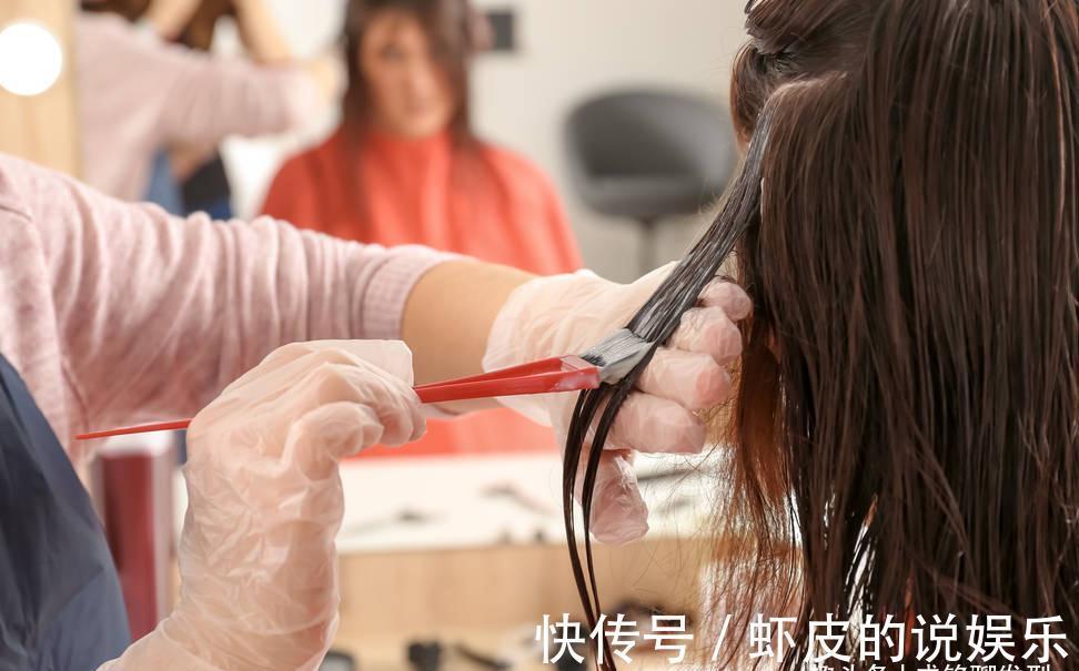色素 染发不满意最好别洗掉，发质干枯又显焦黄，三种补救重获漂亮发色