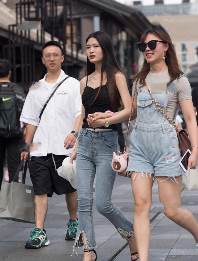 风范 两个女孩的气质不同,穿衣款式也就不相同,身材极棒!