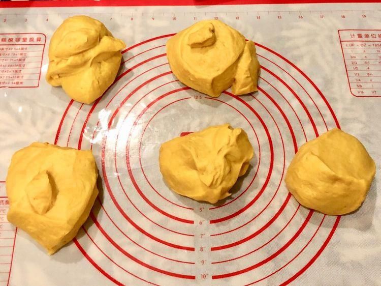 不用一滴水就做出来的南瓜吐司，金黄喧软，柔软好吃