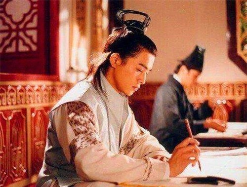 官服|清官一件官服穿30年,皇帝不信,偷偷在他衣领烫洞,结局出乎意料