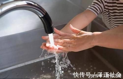 急救|4岁宝宝掉入170度油锅,奶奶3步救下孩子,医生:急救措施很专业