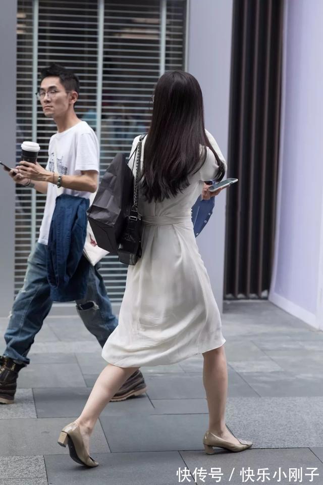 显瘦 连衣裙的设计出色又不累人,显瘦又有气质,时尚风格更突出