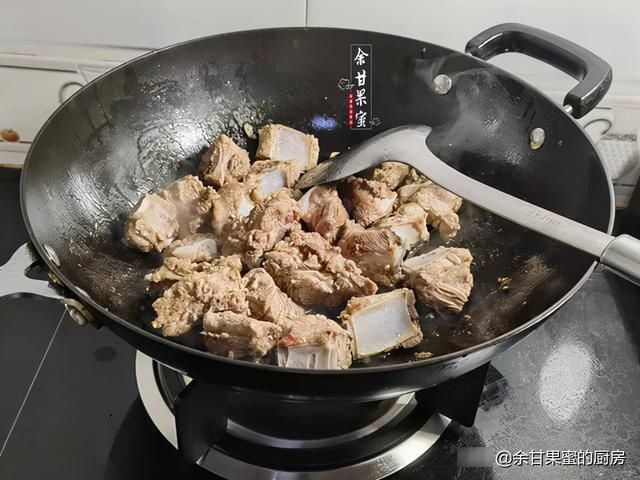 这蔬菜与排骨是完美搭配,鲜香味美好下饭,炖一炖连锅上桌