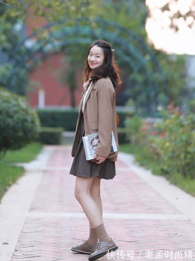 小蛮腰|微胖女生怎么穿才好看?西服外套搭配T恤和黑色短裤,显高又显瘦