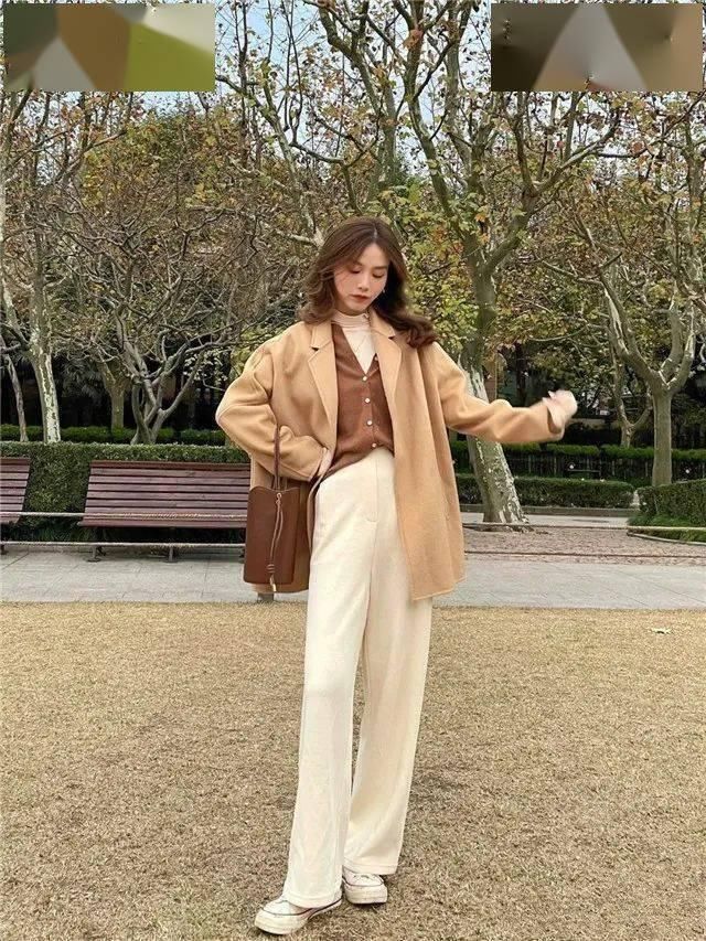 烂大街的“驼色”，怎么穿才时髦？记住露出内搭要点，才洋气高级