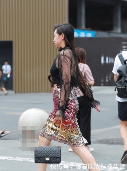 好看 四十岁了出门还打扮那么好看,是生活条件好吗?