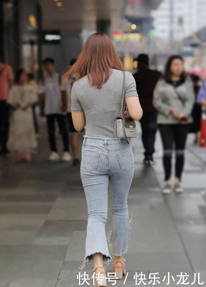 性格的牛仔裤穿搭,展示出你想要的前卫感