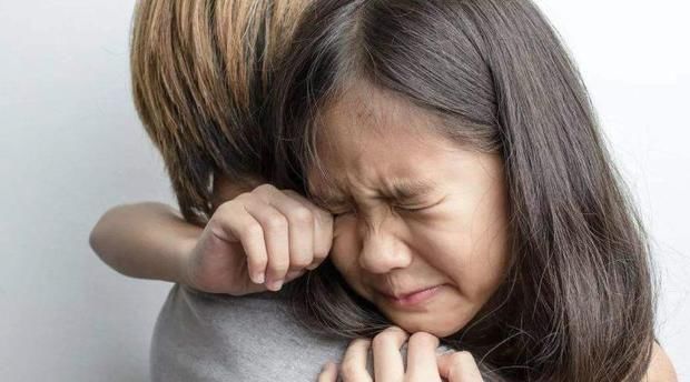 女儿错把502当眼药水,宝妈紧急处理挽救了娃,医生称赞:高明