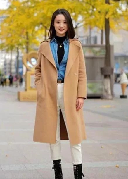 街拍：穿牛仔紧身上衣的小姐姐，笑容甜美气质典雅，非常惹人喜欢