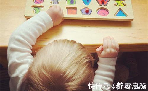 常识|宝宝误把西瓜当成玩具球,摔在地板后的反应,让妈妈哭笑不得