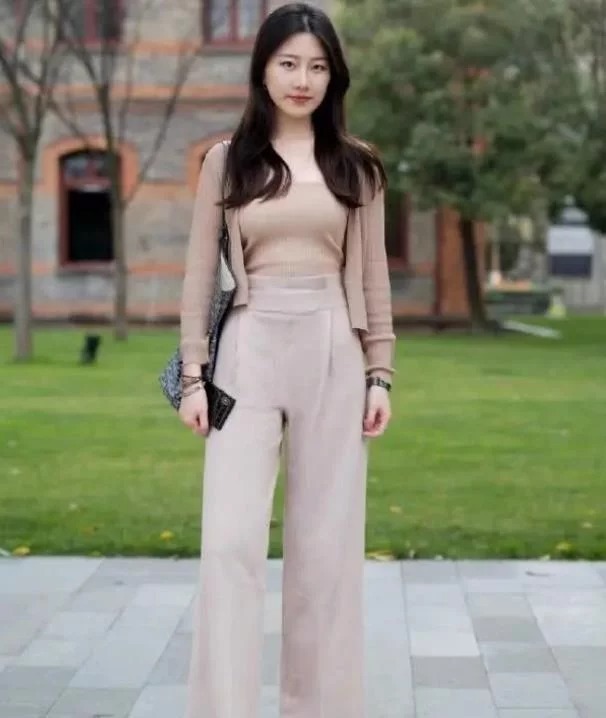 小姐姐|街拍:小姐姐长相精美气质优雅,身材曲线完美,魅力十足