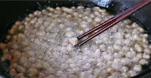  年夜饭花生好吃做法，打2鸡蛋，老做法教给你，吃一次就忘不了