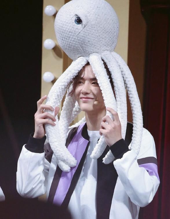 路透照|王一博以为没镜头,玩偶套头上就算了,再看他手上:本性藏不住了