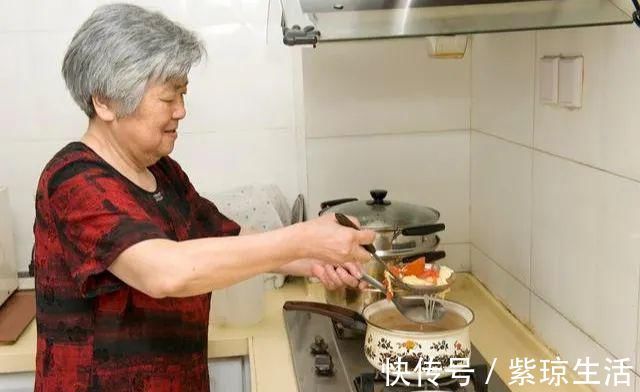 岳母做的晚餐4菜1汤，天天吃到撑，网友一个月的工资都吃光了