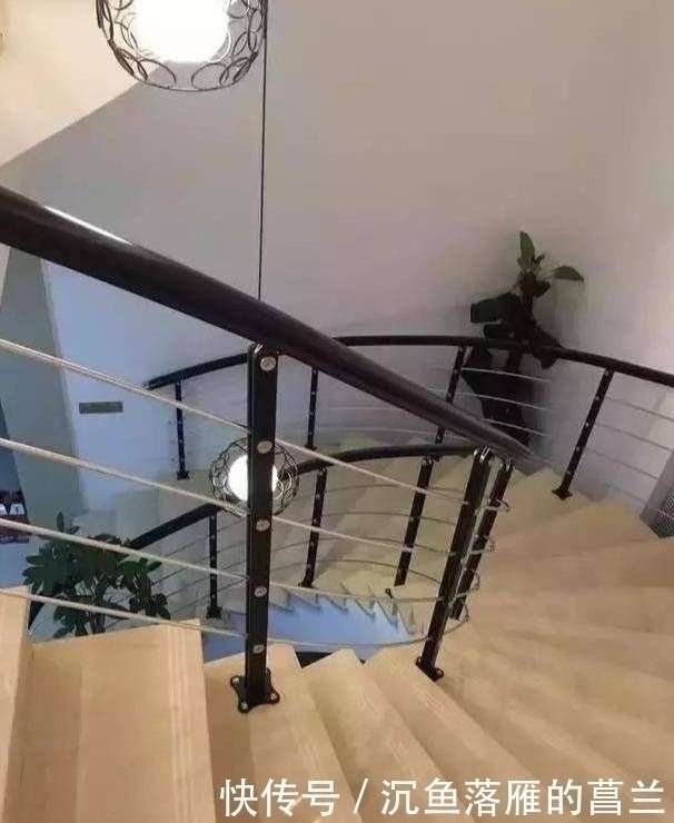 老家|晒晒老家两层小别墅,超爱一楼鱼池,谁说住农村就一定比城里差