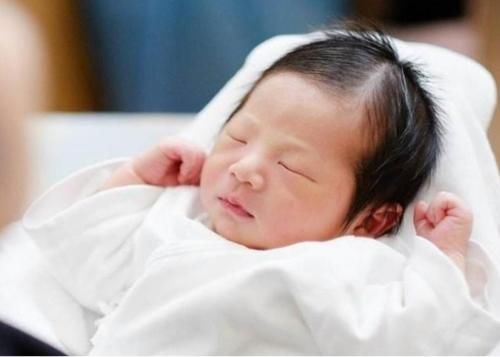 晓晓|夏季给宝宝剃头，不光凉快还能让头发越长越更浓密？父母别搞错了