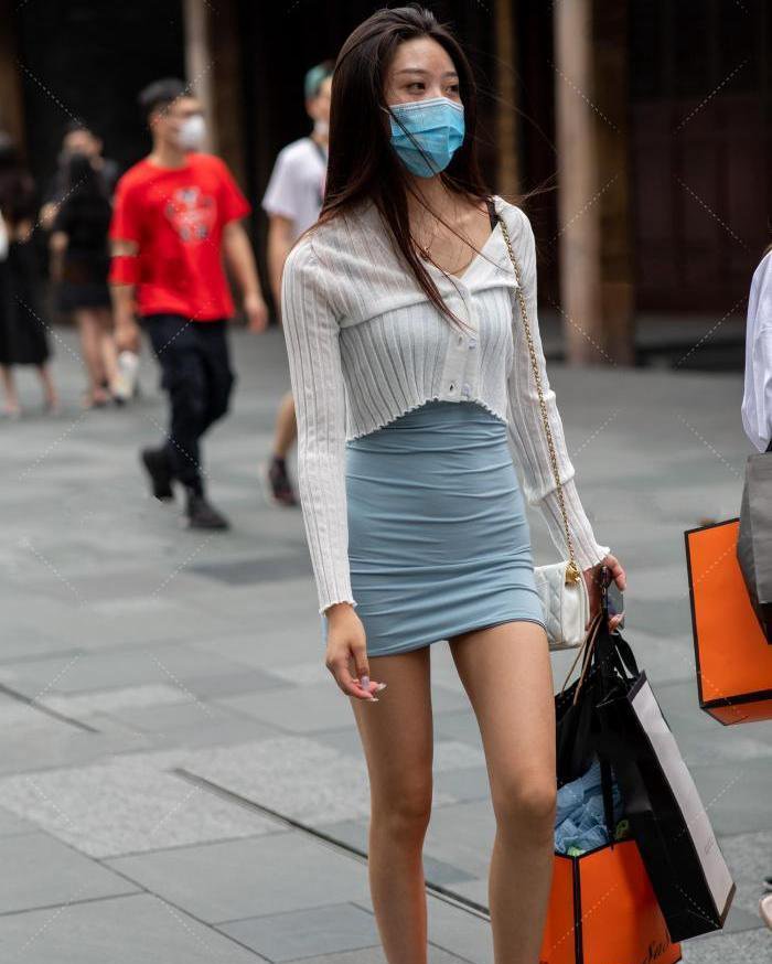 雾霾蓝紧身裙搭配白色针织衫，性感时尚，温柔可爱