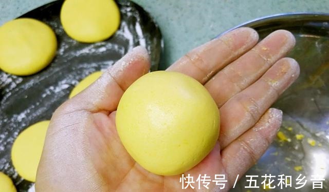 南瓜糊|外表金黄酥脆的糖心南瓜饼,软糯美味,是你不会后悔的选择!