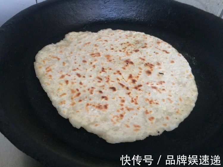 干面粉|烙饼时，别用凉水，用葱花和面，软香多层，比北方大妈做的还好吃