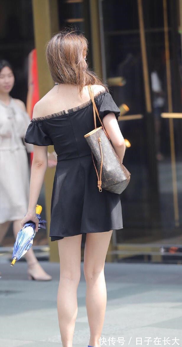 优雅 天生丽质的女生，穿时髦短裙装出行，秀出了优雅高贵的美！