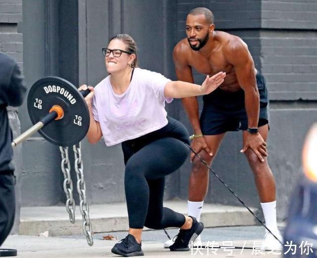 健身|190斤大码模特爱健身,紧身皮裤外出,彰显玲珑曲线