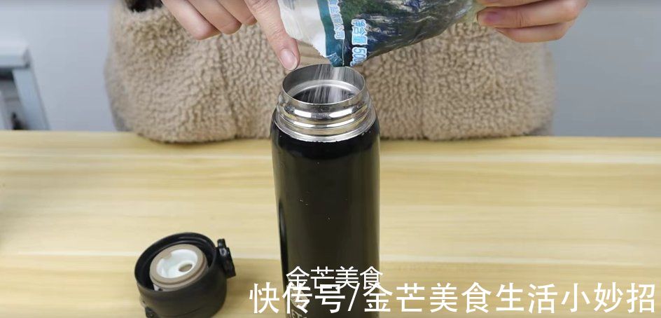 废旧保温杯别再丢了,它可是个“宝贝”,给钱也难换,人人都能用