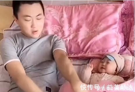 床头柜|宝爸陪娃睡,竟还敢抢宝宝被子,被宝妈一棍吓醒