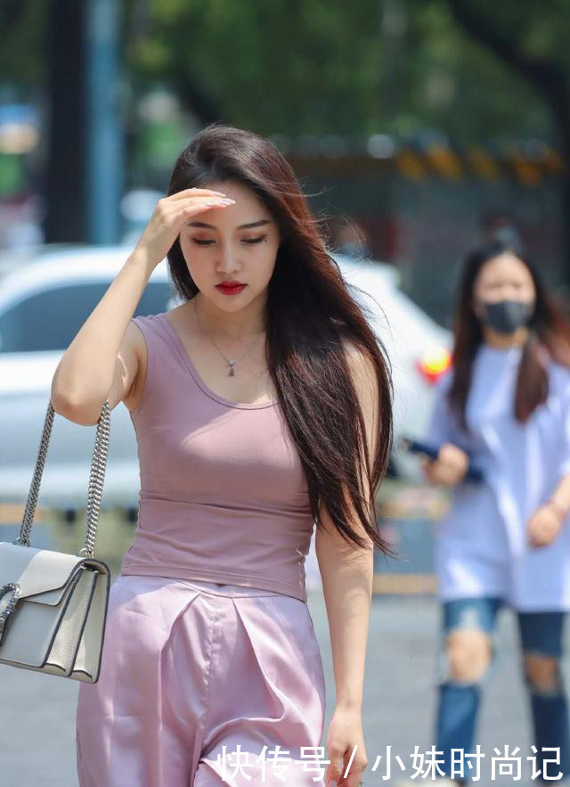 美的|街拍:轻熟的穿搭,粉色背心配粉色阔腿裤,美的清新优雅又有女神范