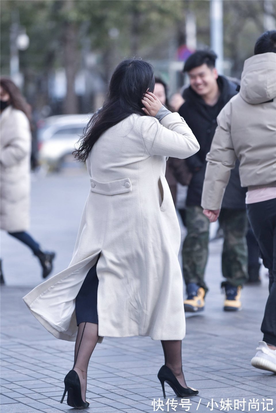 尖头 秋冬里的姑娘,无论胖瘦都喜欢黑色丝袜,搭配尖头细跟鞋更显气质