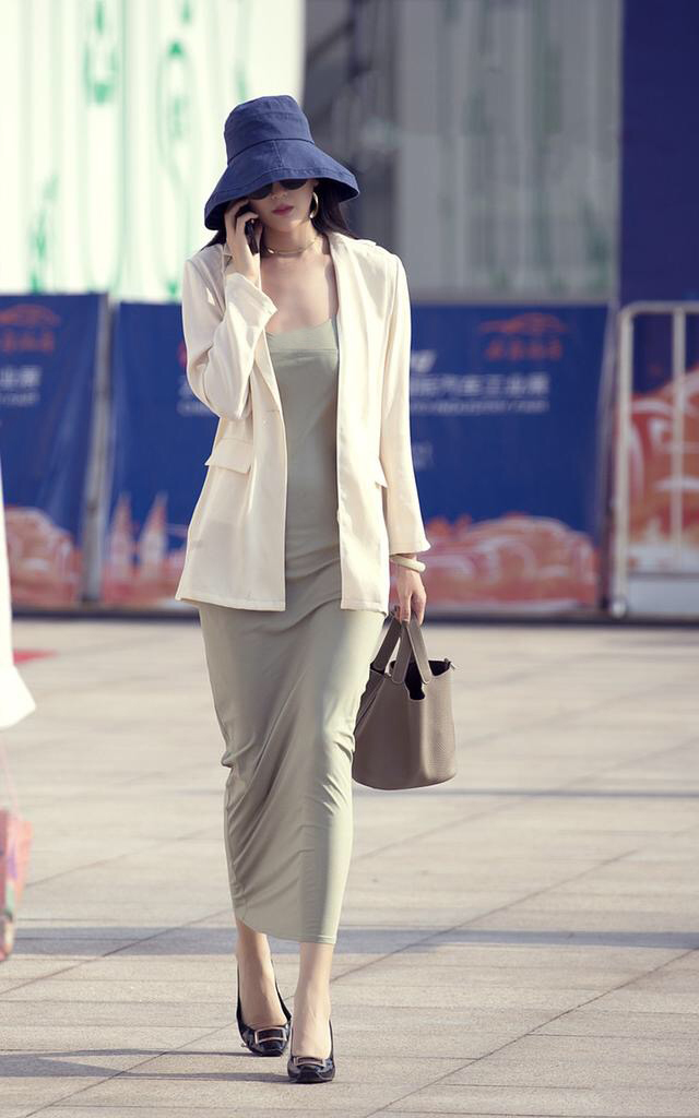 街拍:牛仔裤搭配白色长衣,显得美女性感时尚,魅力十足