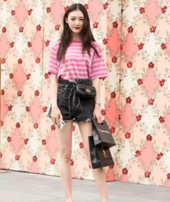 魅力|街拍:香草美人的美女,黑色背心配蓝色休闲裤,魅力气质共存