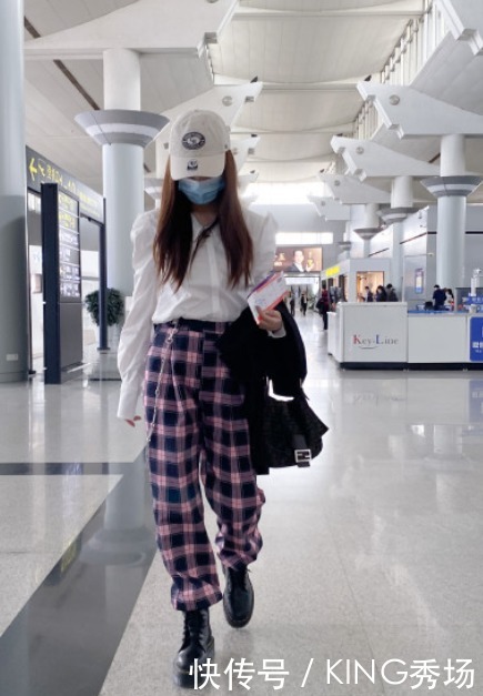 修饰|27岁勒梦佳,穿白色连衣裙配马丁靴,不愧是当红主持小花