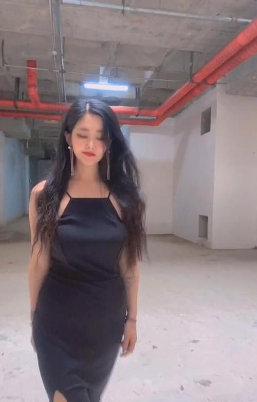 “越简单越时髦”，一身黑裙让人无可挑剔！