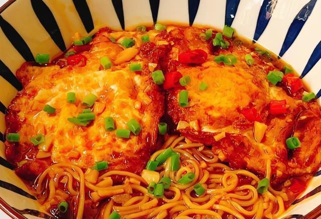 荷包蛋|面条别只会煮着吃，学会1个新吃法，简单还解馋，我家一周吃3次