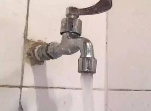 水龙头|把食盐放进卫生间里,大多数人不知道有啥用,但试过的人都说好