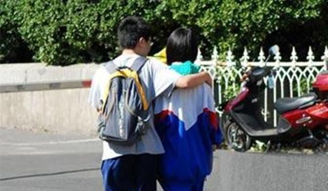 母亲|初二女生脖子长“草莓”,母亲一句话,拯救女儿恋爱观