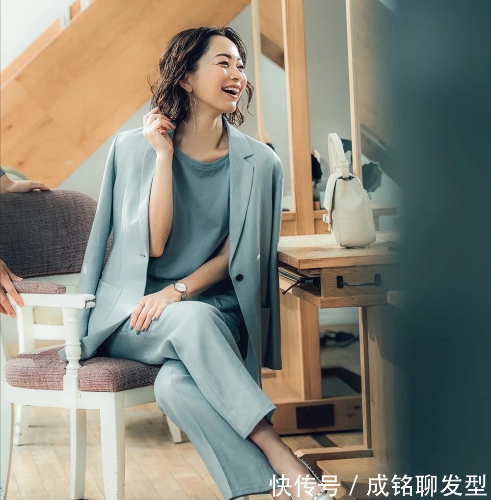 色系|四五十岁的女人入秋怎么穿?掌握这三大技巧,轻松穿出时尚高级感