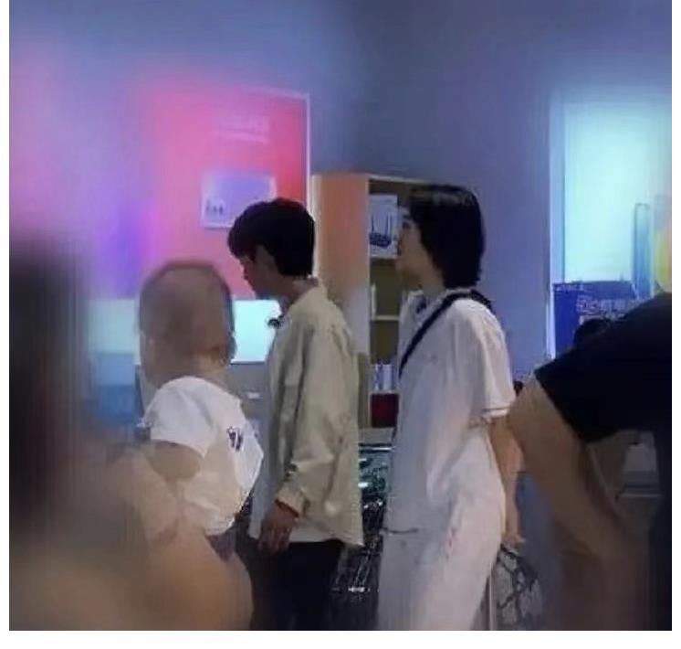 小愛豆|丁真姚安娜同框，資源咖和全網選出的偶像果然不同！