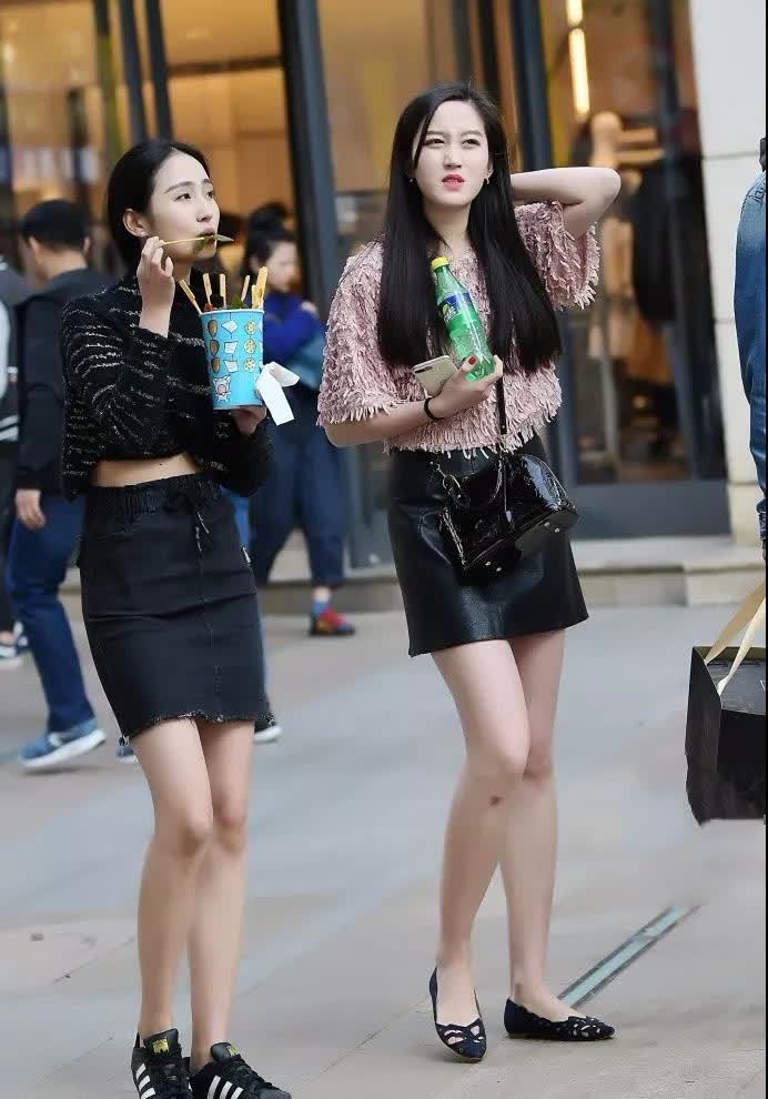 时尚靓丽 一对时尚靓丽的性感美眉, 黑皮短裙迷人小身姿充满年轻活力