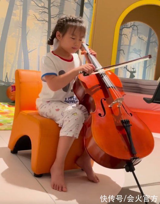 |36岁岳云鹏遛狗被拍!脚步轻快动作搞笑,8岁小女儿手提大包辣条