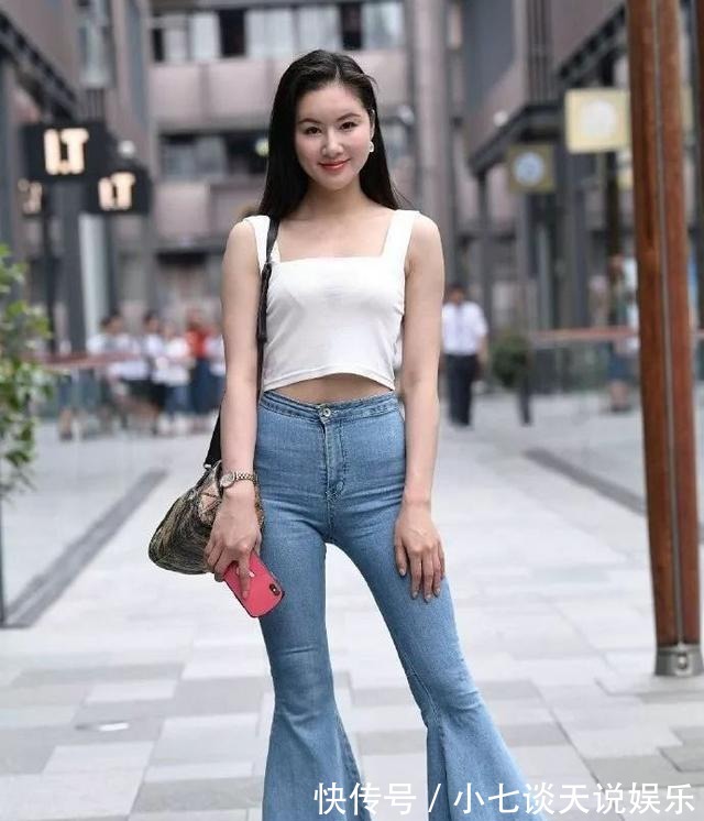 别样|别样的牛仔裤穿法，气质女孩喜欢的裤装搭配，朴素时尚有气质