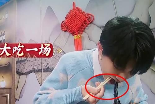 馬嘉祺當(dāng)眾吃“蚯蚓”，強(qiáng)忍吞下的畫面好辛酸，一旁沈騰太仗義