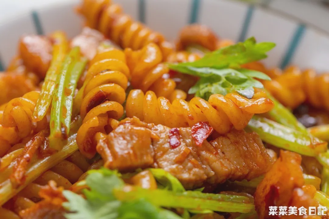 10分钟搞定!这面随手一炒太绝了,香到邻居来敲门