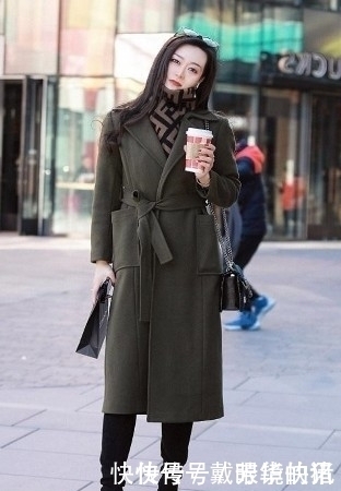 路人街拍,美女背着LV经典款式包包,真是有钱又有魅力的女生