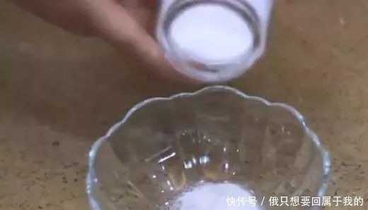 衣物|洗衣服时别只放洗衣液,多放一碗它,不用搓洗,衣服干净如新!