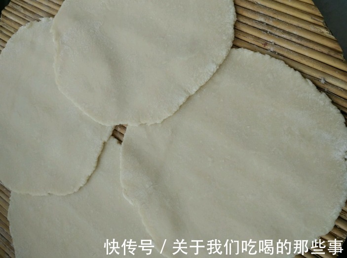 做烙饼时别用冷水和面，学会2个技巧，烙饼柔软筋道，放凉也不硬